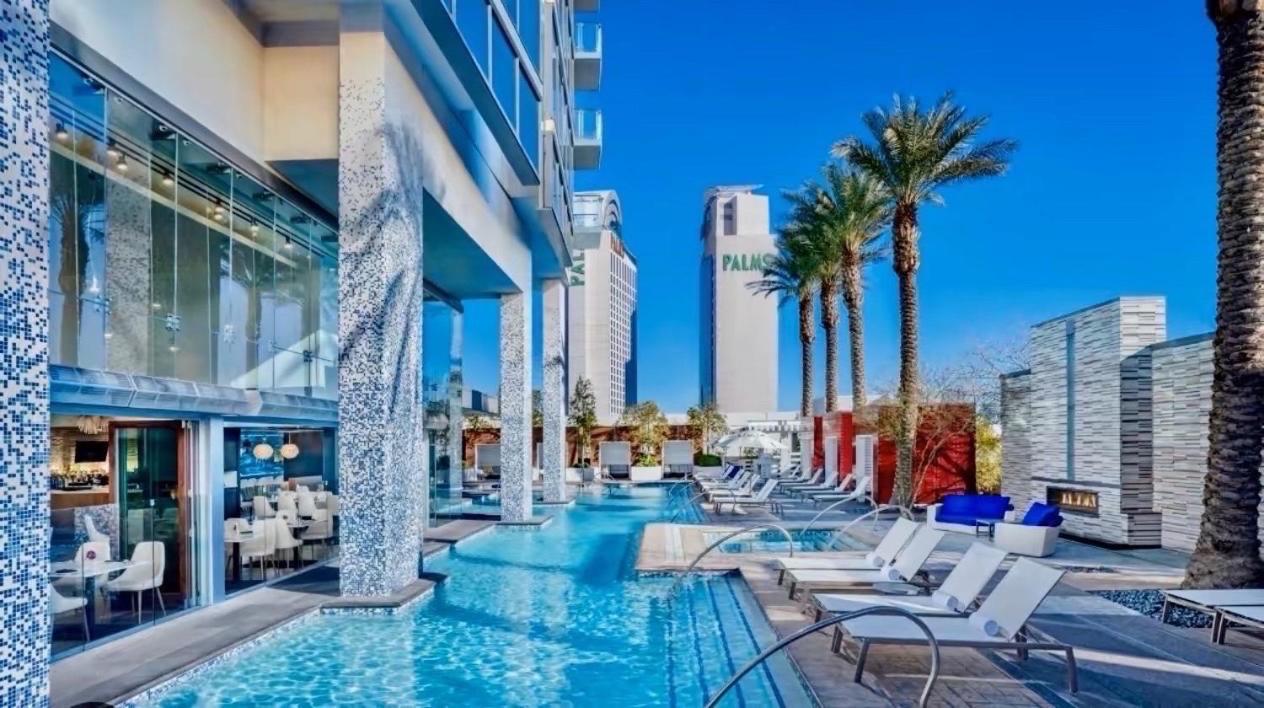 Luxe Balcony Strip View No Fee